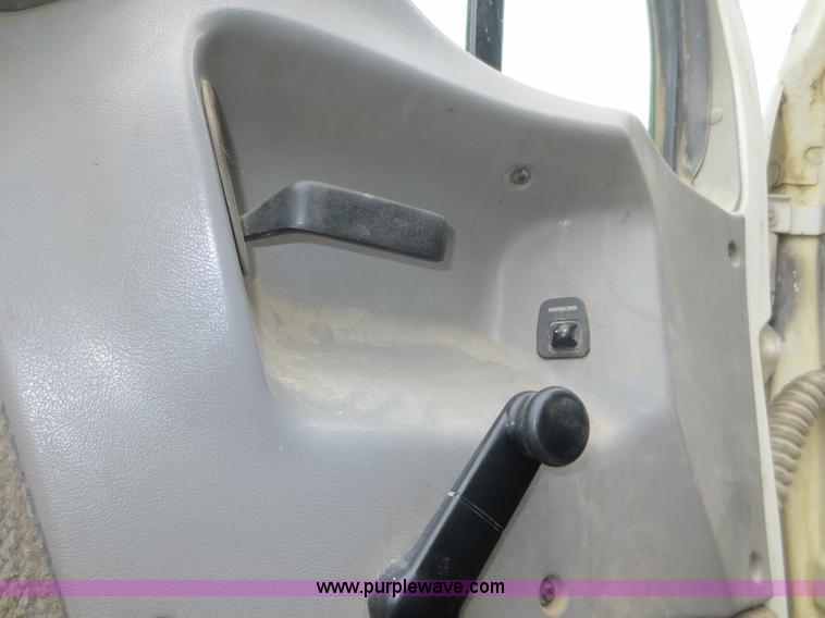 image for item D2218 2000 Sterling A9500 semi truck