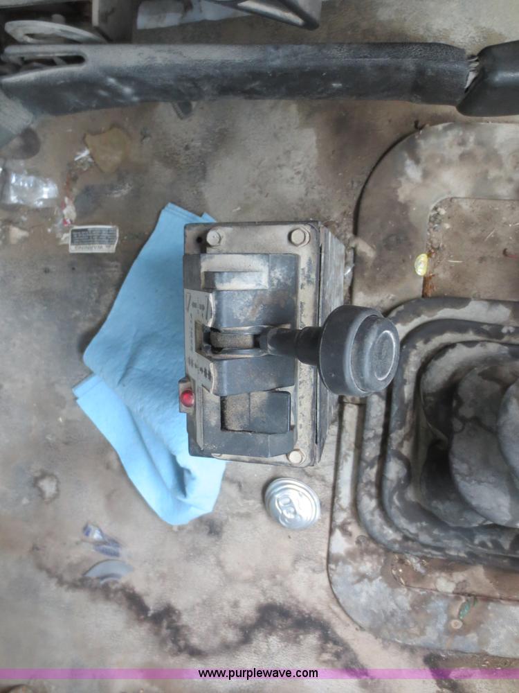 image for item D2218 2000 Sterling A9500 semi truck