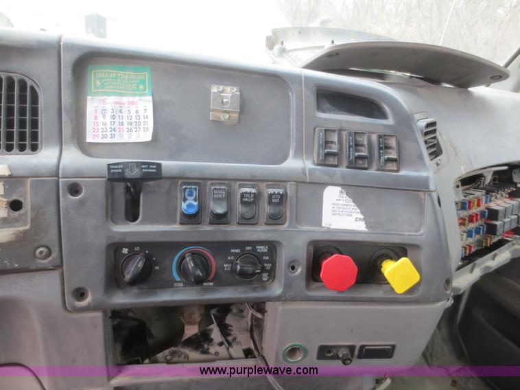 image for item D2218 2000 Sterling A9500 semi truck