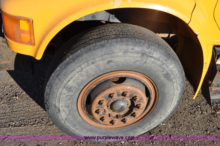 image for item F2162 1991 International 4900 dump truck