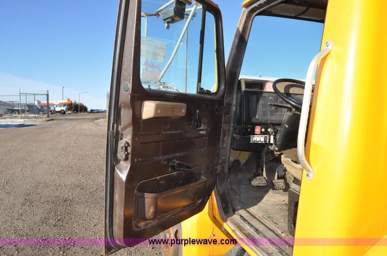 image for item F2162 1991 International 4900 dump truck