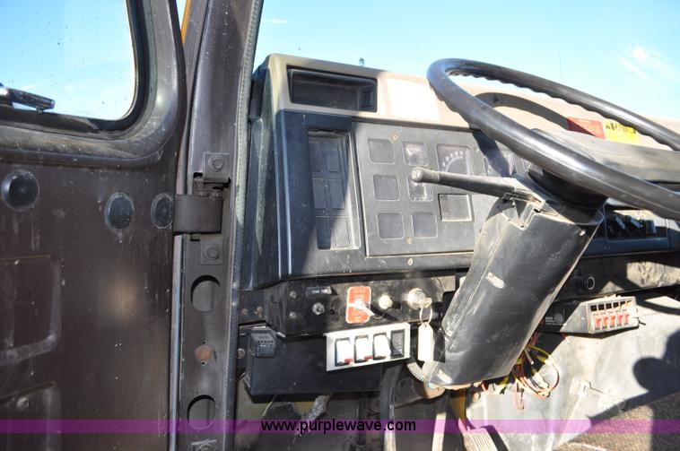 image for item F2162 1991 International 4900 dump truck