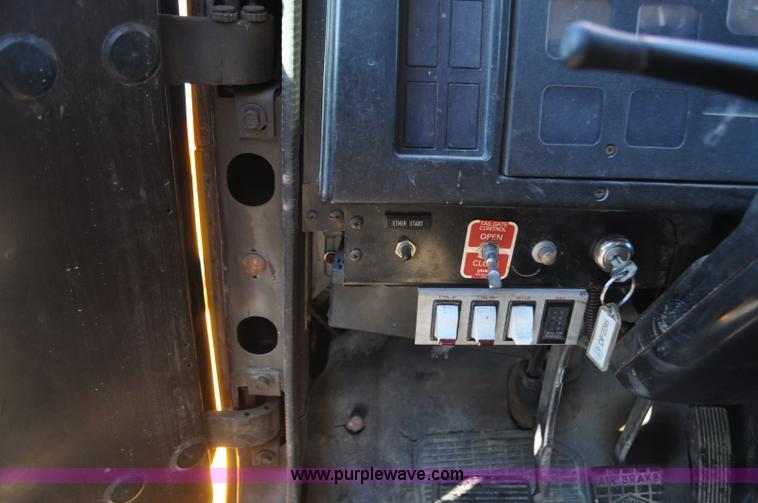 image for item F2162 1991 International 4900 dump truck