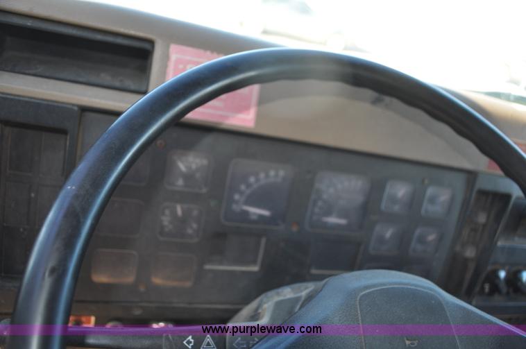 image for item F2162 1991 International 4900 dump truck