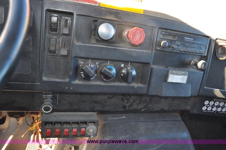 image for item F2162 1991 International 4900 dump truck