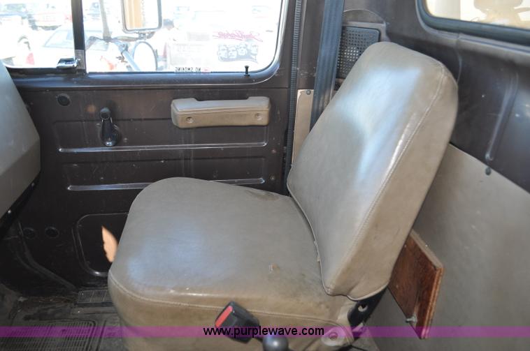 image for item F2162 1991 International 4900 dump truck