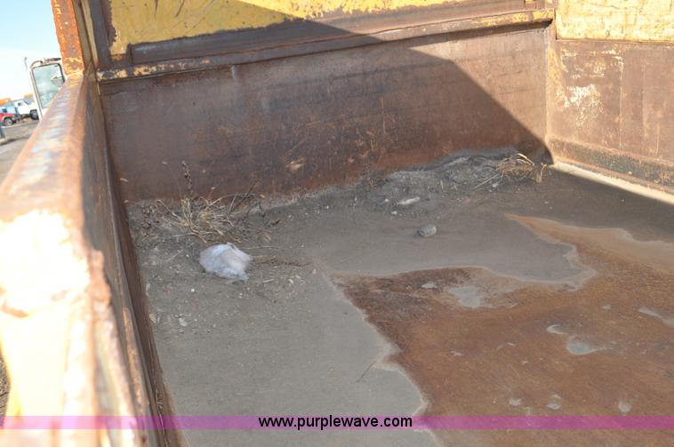 image for item F2162 1991 International 4900 dump truck