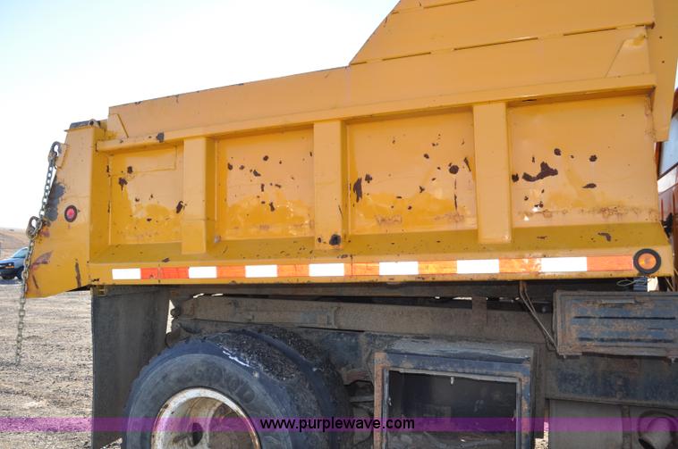 image for item F2162 1991 International 4900 dump truck