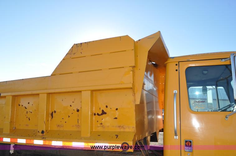 image for item F2162 1991 International 4900 dump truck