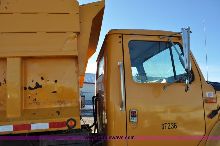 image for item F2162 1991 International 4900 dump truck