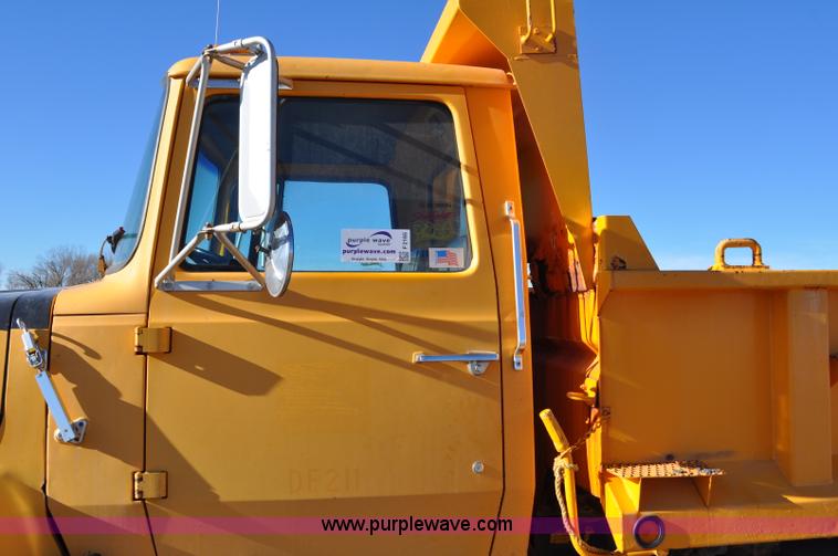 image for item F2165 1988 Ford L8000 dump truck