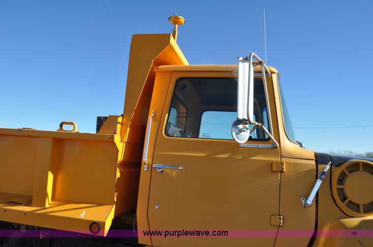 image for item F2165 1988 Ford L8000 dump truck