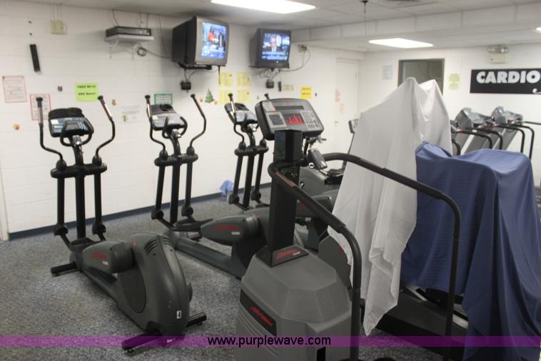 image for item F3406 Assorted fitness equipment