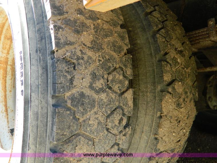 image for item H2336 1995 International 3800 school bus