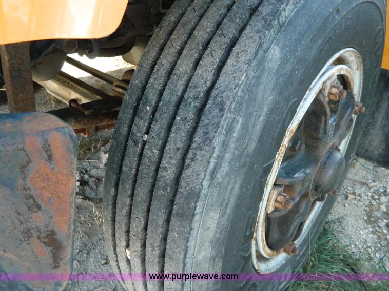 image for item H2336 1995 International 3800 school bus