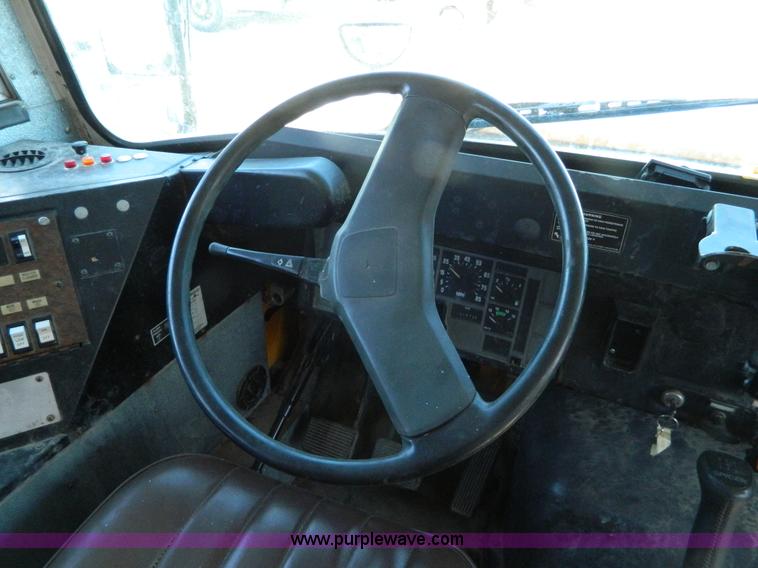 image for item H2336 1995 International 3800 school bus