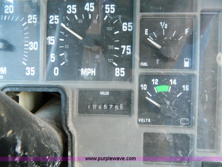 image for item H2336 1995 International 3800 school bus