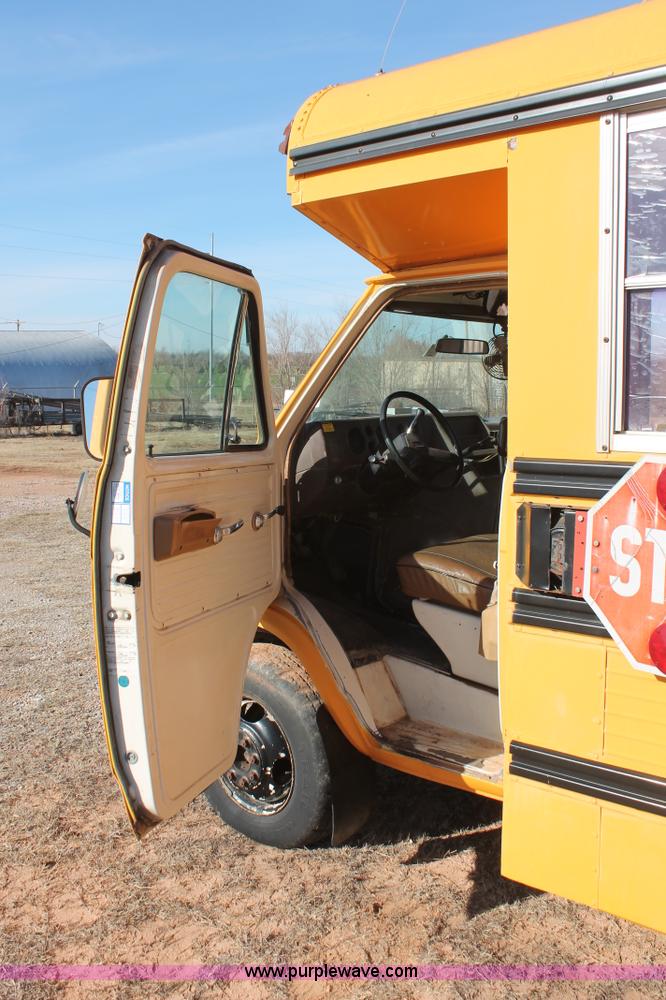 image for item H5973 1985 Chevrolet G30 bus