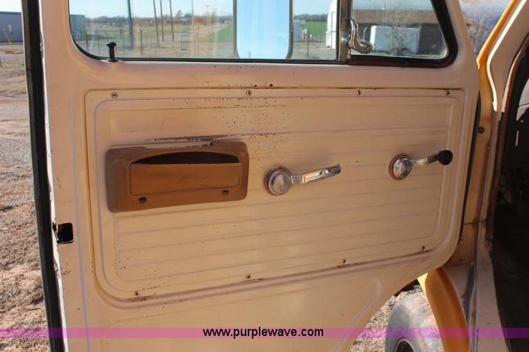 image for item H5973 1985 Chevrolet G30 bus