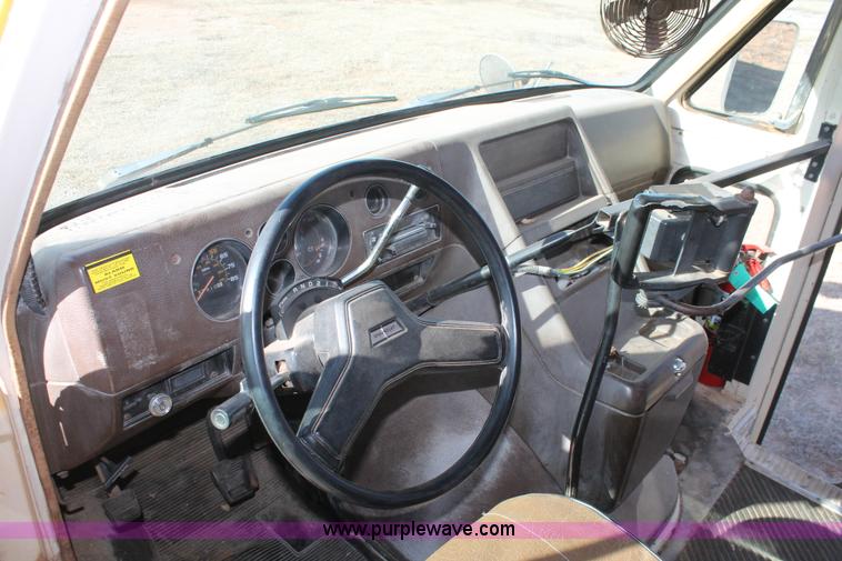 image for item H5973 1985 Chevrolet G30 bus