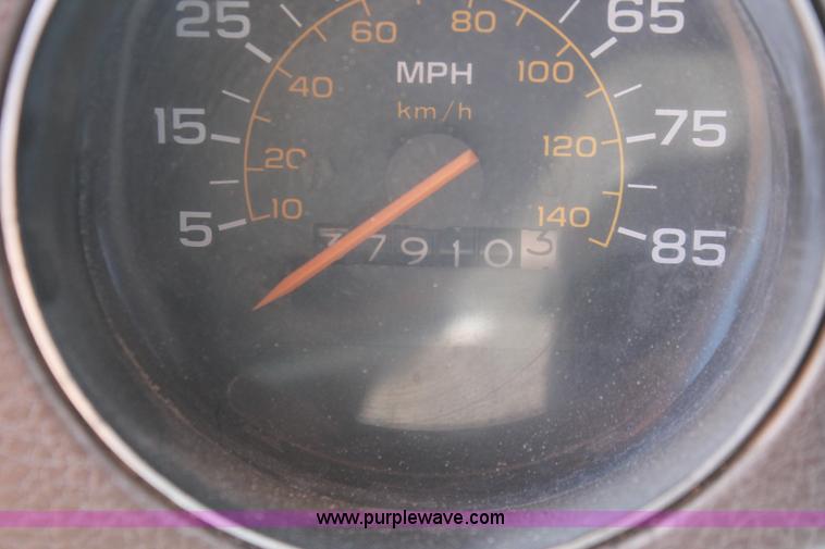 image for item H5973 1985 Chevrolet G30 bus