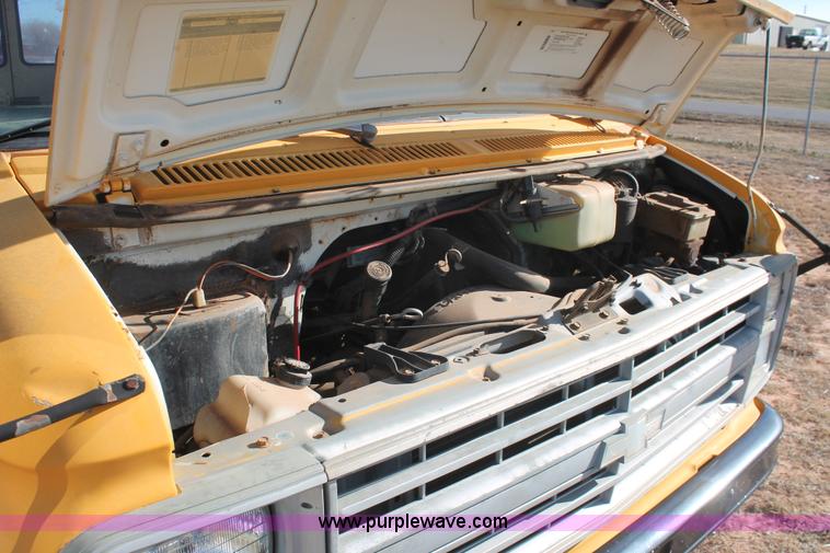 image for item H5973 1985 Chevrolet G30 bus