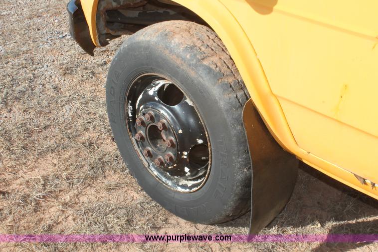 image for item H5973 1985 Chevrolet G30 bus