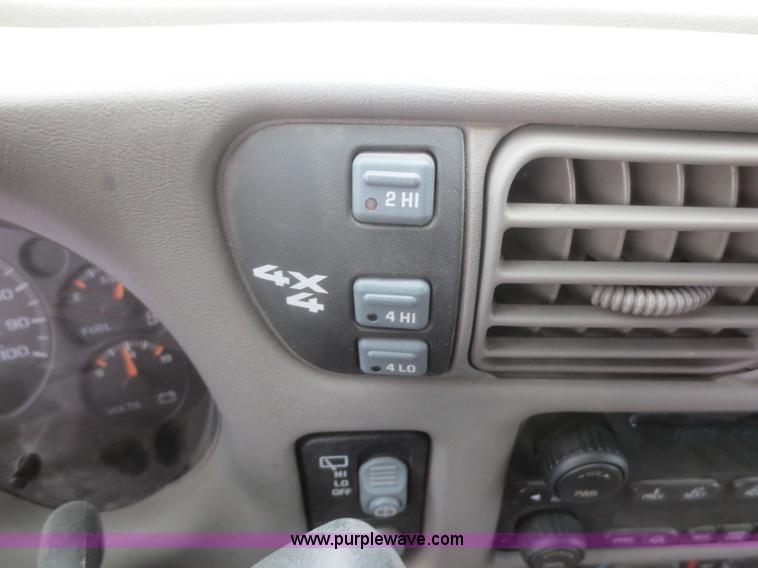 image for item I2128 2004 Chevrolet Blazer SUV