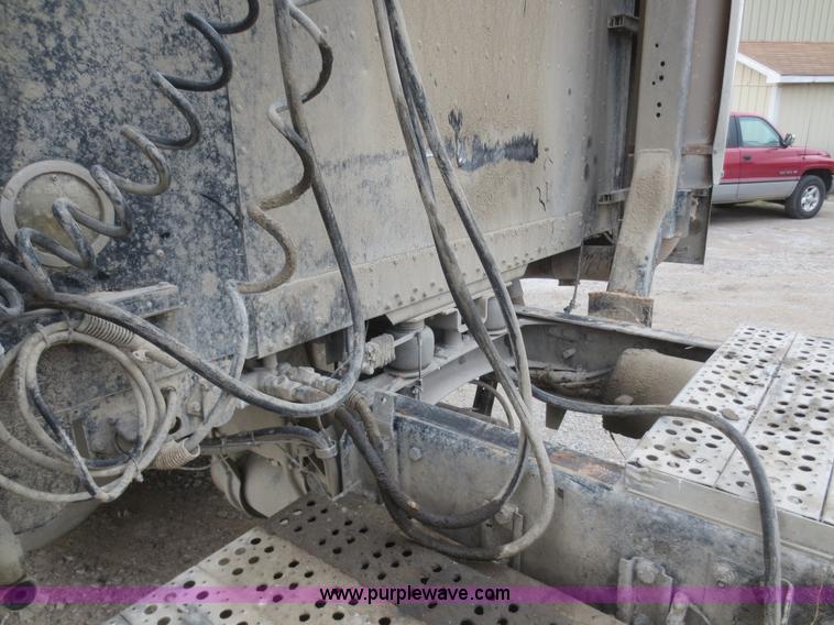 image for item I2129 1998 Freightliner FLD semi truck