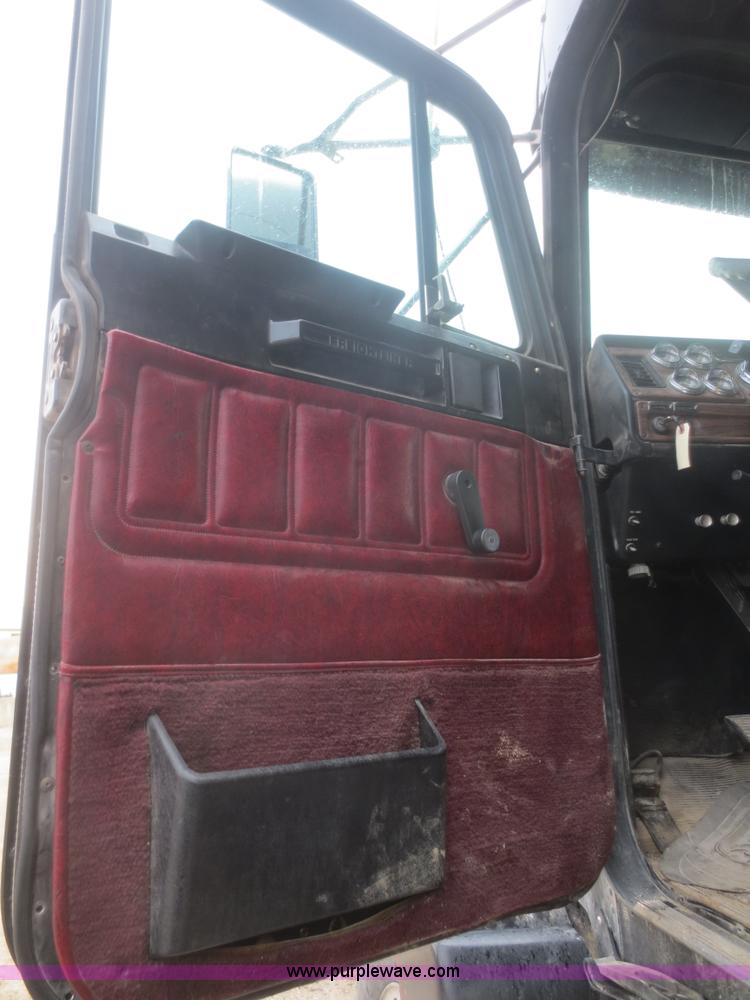 image for item I2129 1998 Freightliner FLD semi truck