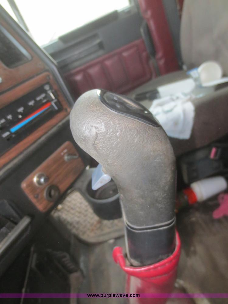 image for item I2129 1998 Freightliner FLD semi truck