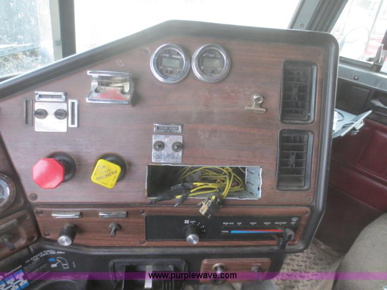 image for item I2129 1998 Freightliner FLD semi truck