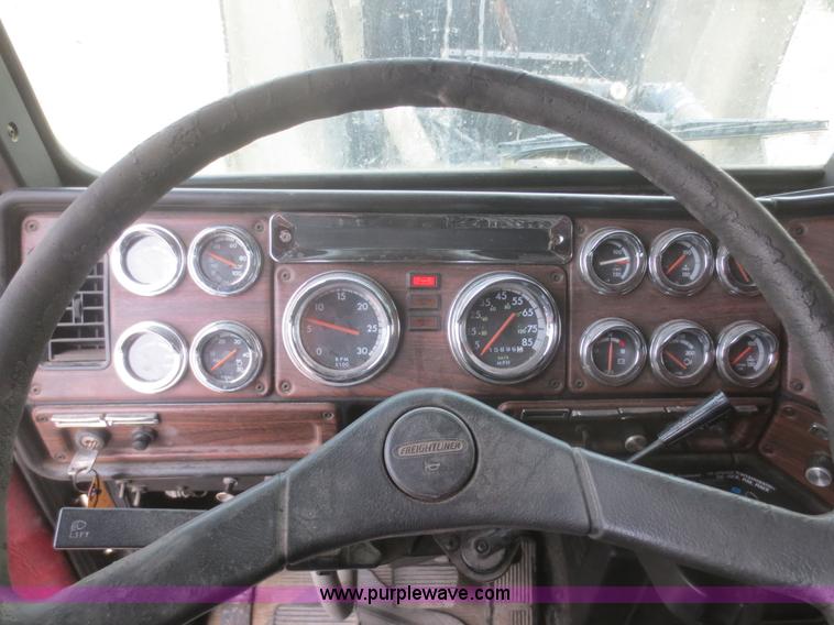 image for item I2129 1998 Freightliner FLD semi truck