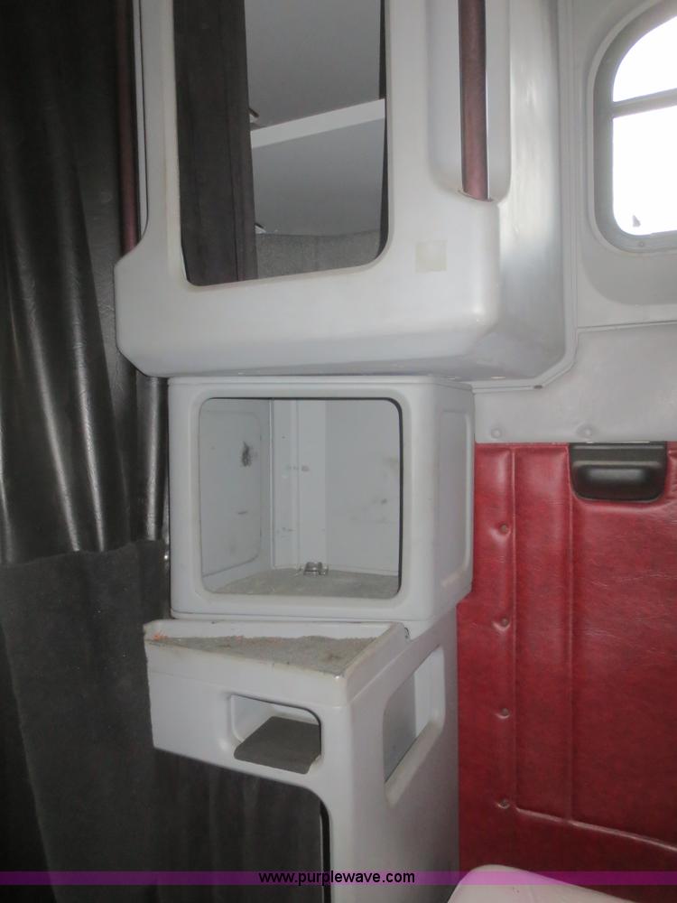 image for item I2129 1998 Freightliner FLD semi truck