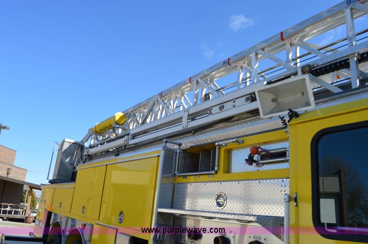 image for item I2940 1998 E-one 105' platform fire truck