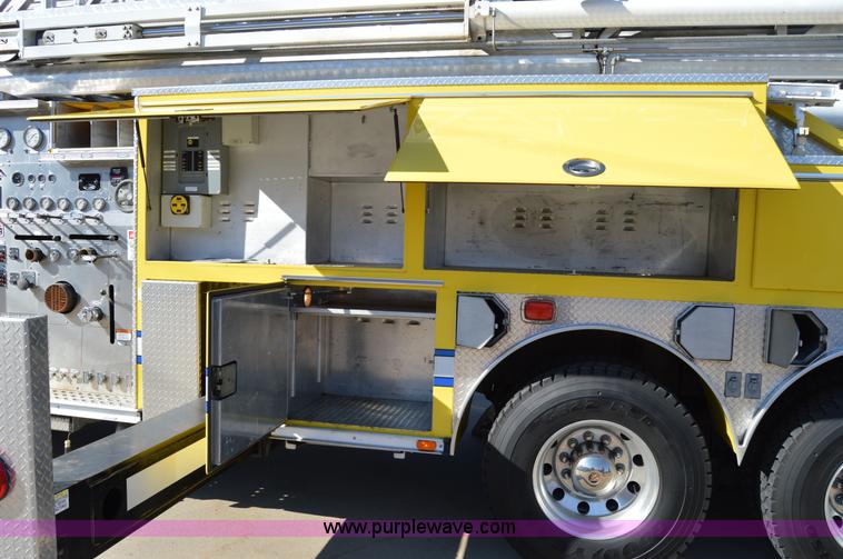 image for item I2940 1998 E-one 105' platform fire truck