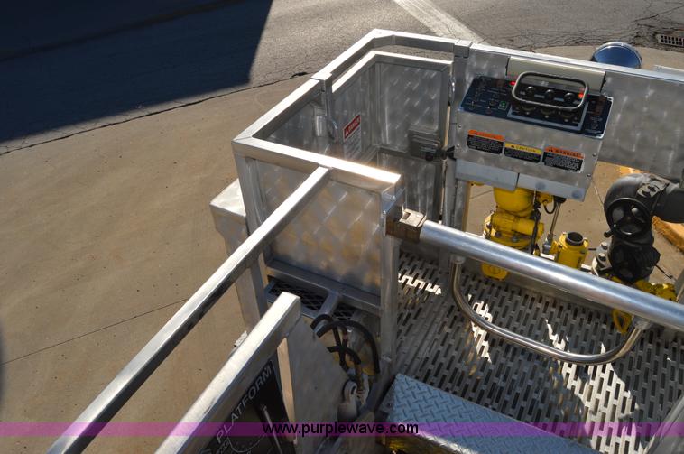 image for item I2940 1998 E-one 105' platform fire truck