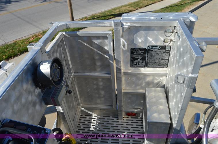 image for item I2940 1998 E-one 105' platform fire truck