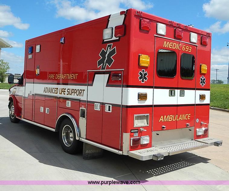image for item I3570 2006 Ford E450 Super Duty Med Tec ambulance