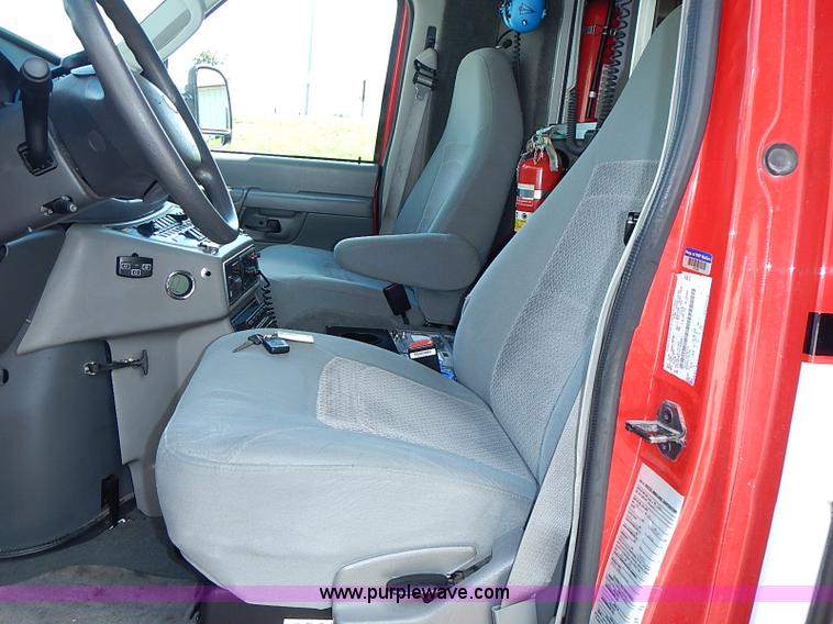 image for item I3570 2006 Ford E450 Super Duty Med Tec ambulance