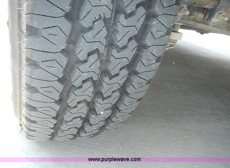 image for item I3570 2006 Ford E450 Super Duty Med Tec ambulance