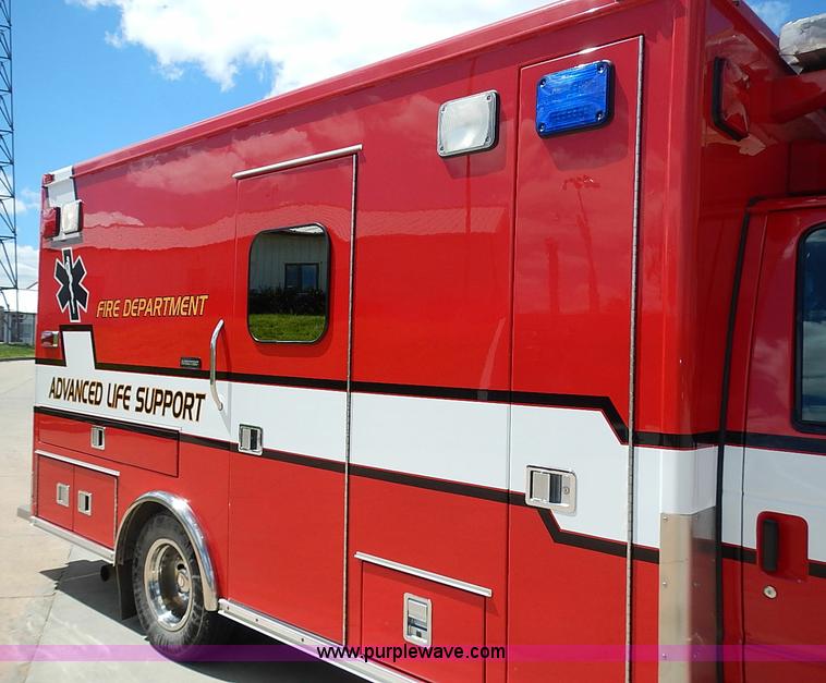 image for item I3570 2006 Ford E450 Super Duty Med Tec ambulance