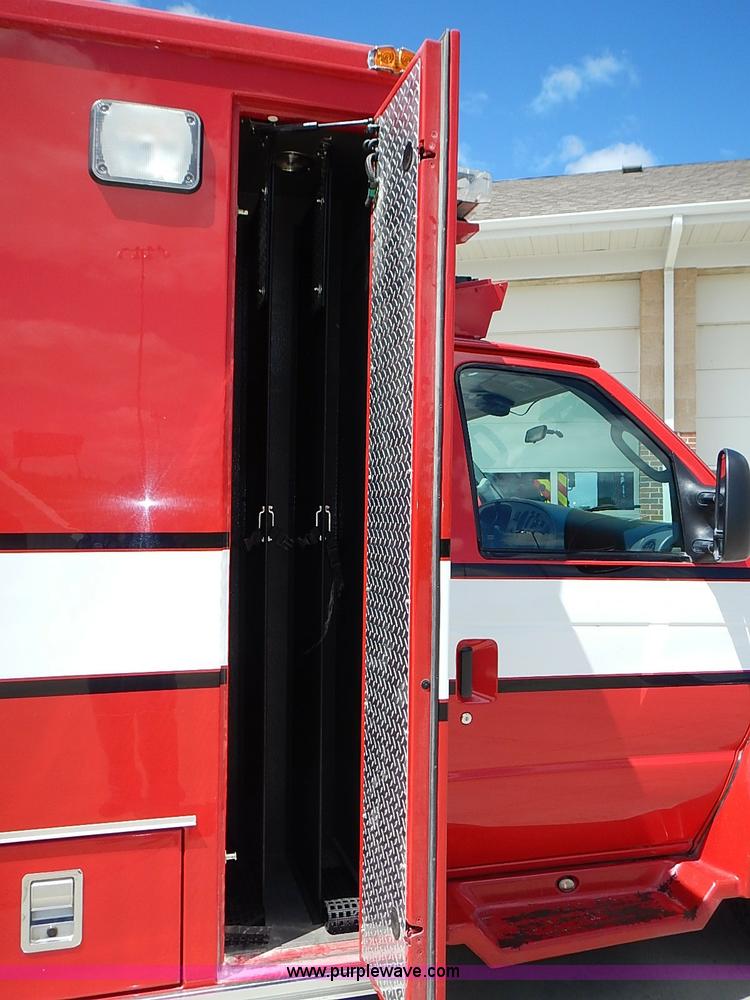image for item I3570 2006 Ford E450 Super Duty Med Tec ambulance