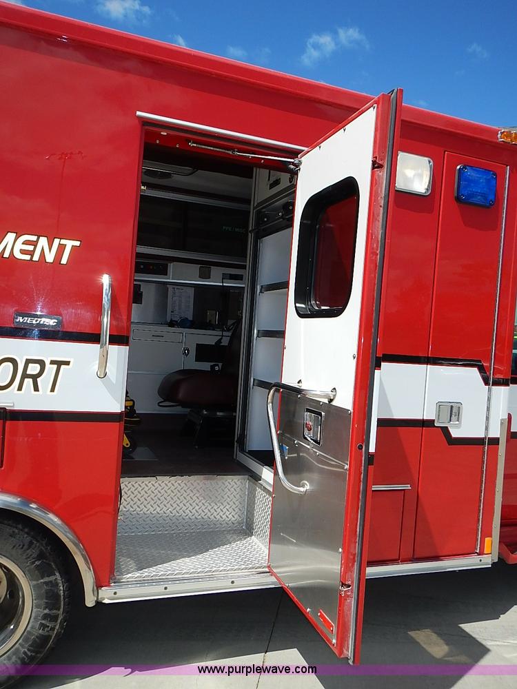 image for item I3570 2006 Ford E450 Super Duty Med Tec ambulance