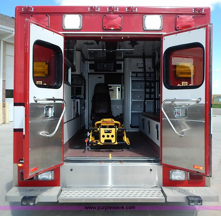 image for item I3570 2006 Ford E450 Super Duty Med Tec ambulance