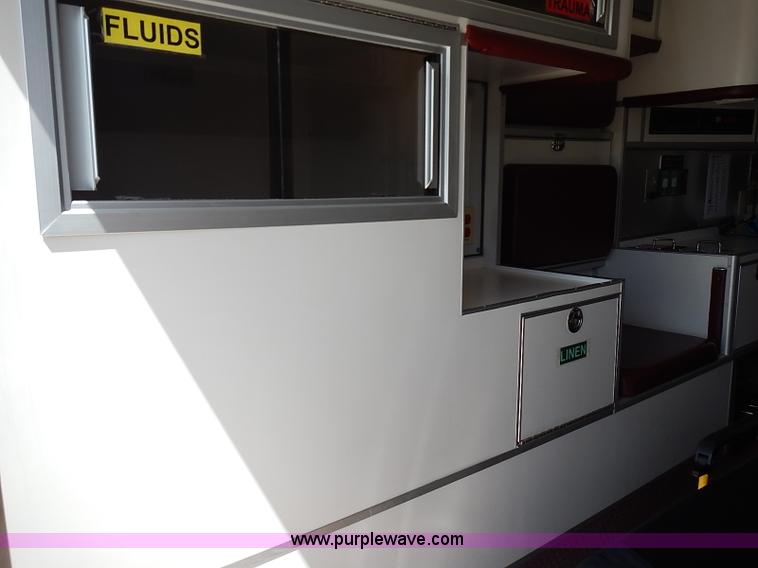 image for item I3570 2006 Ford E450 Super Duty Med Tec ambulance