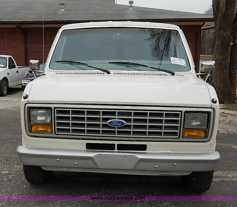image for item I5187 1988 Ford Econoline E150 cargo van