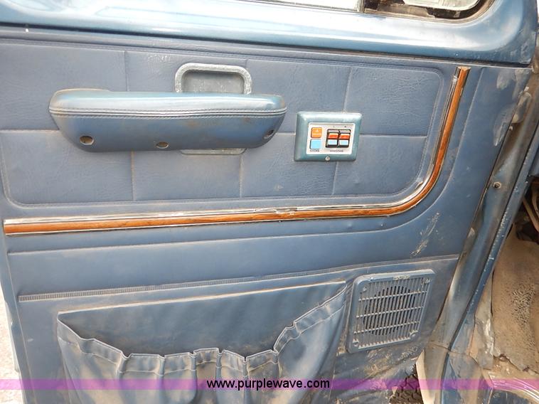 image for item I5187 1988 Ford Econoline E150 cargo van