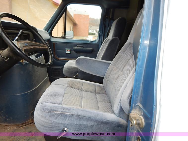 image for item I5187 1988 Ford Econoline E150 cargo van