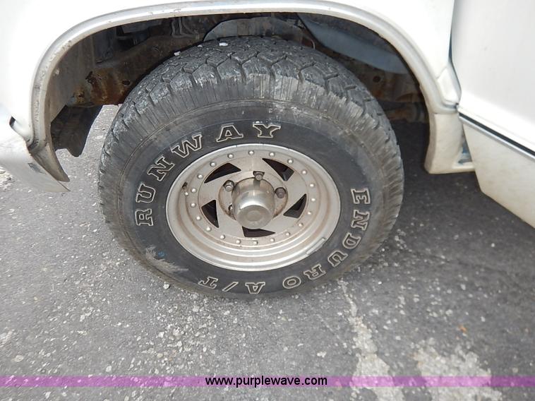 image for item I5187 1988 Ford Econoline E150 cargo van